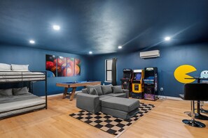 Maison Supérieure, 4 chambres, piscine privée | Salle de jeux