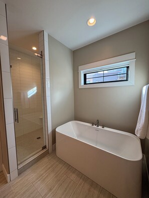 Shower, hair dryer, towels, soap - 4-bedroom home in Big Sky MT. Great views in a quiet neighborhood. (Big Sky)