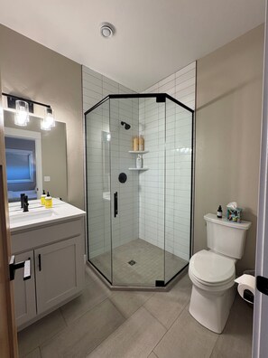Douche, sèche-cheveux, serviettes fournies, savon