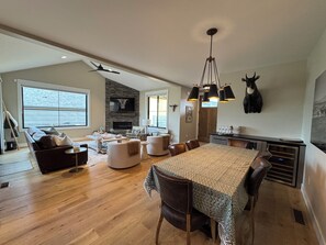 TV, fireplace - 4-bedroom home in Big Sky MT. Great views in a quiet neighborhood. (Big Sky)