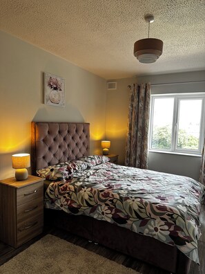 1 habitación, tabla de planchar con plancha, wifi y ropa de cama 