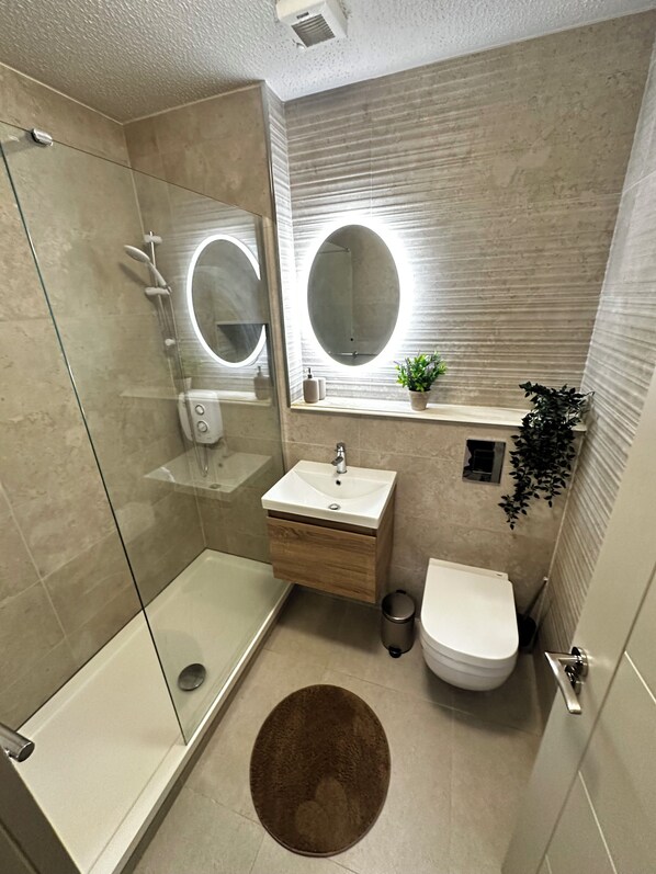 Haartrockner, Handtücher, Seife, Toilettenpapier