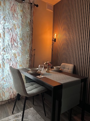 Dining - Cozy Flat in Dublin’s City Heart — Feel Like Home! (Dublin)