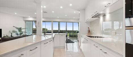 Geladeira, fogão, cooktop, lava-louças