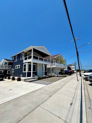 A two-story residential building with a balcony and a garage. - Spacious 4-bedroom house with a view of the inlet beach in North Wildwood (North Wildwood)