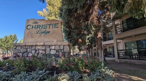 Property grounds - Charming Christie Lodge Resort and Spa in Vail Valley near Beaver Creek (Avon)