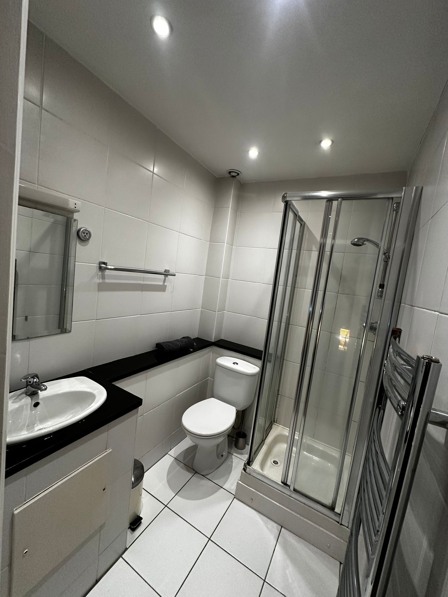 Douche, sèche-cheveux, serviettes fournies, papier toilette