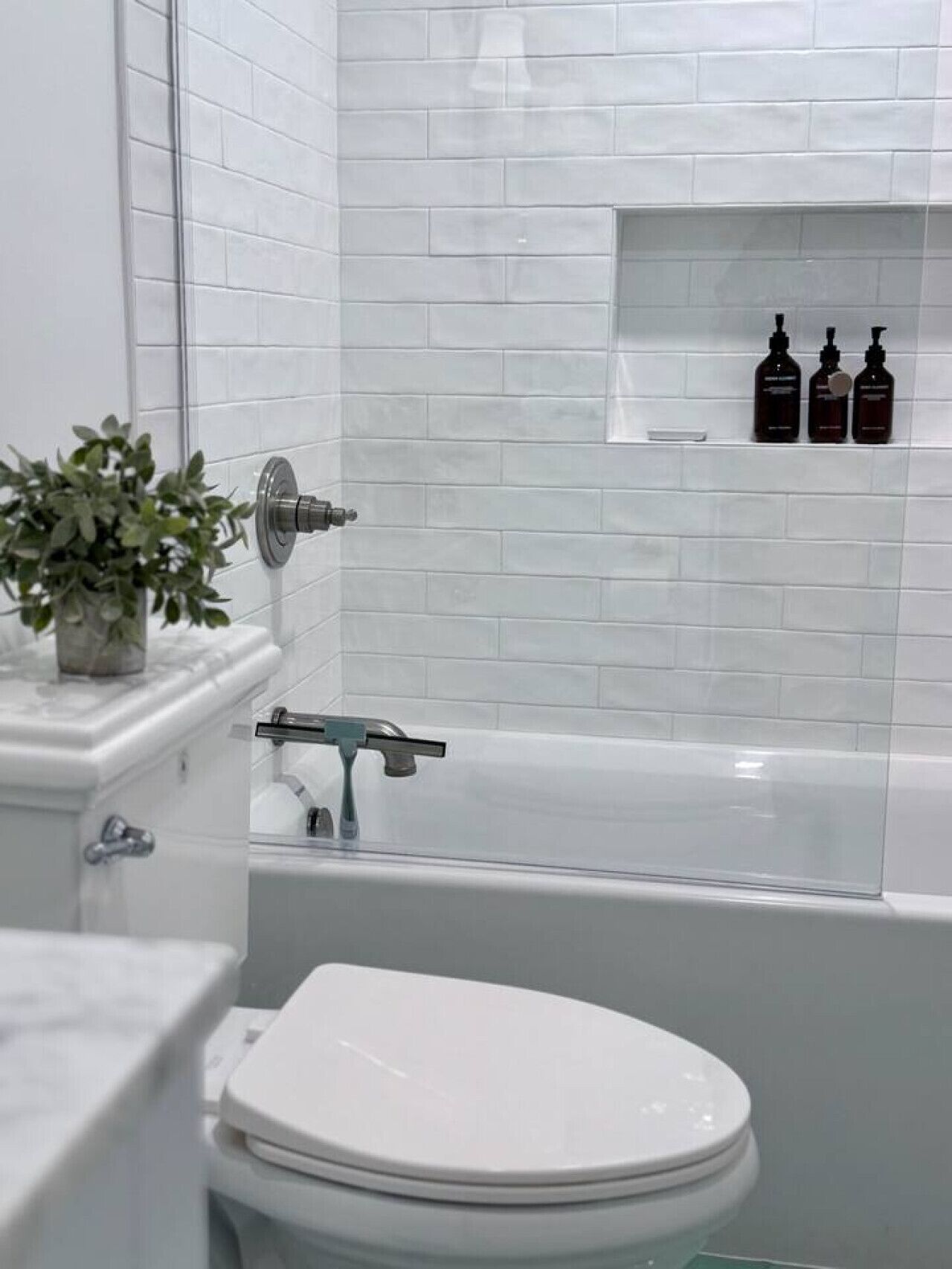 Haartrockner, Handtücher, Seife, Shampoo