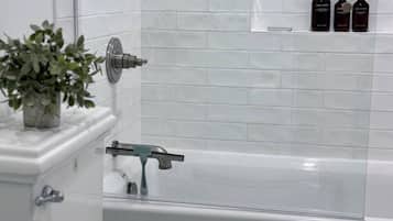 Haartrockner, Handtücher, Seife, Shampoo