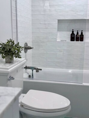 Secador de pelo, toallas, jabón, shampoo