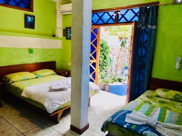 Kolmen hengen classic-huone | Untuvapeitot, kannettavalle tietokoneelle sopiva työtila, vuodevaatteet