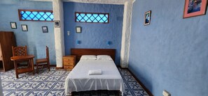 ห้องแฟมิลี่ดับเบิลหรือทวิน | ผ้านวมขนเป็ด, พื้นที่ทำงานแบบใช้แล็ปท็อป, ผ้าปูที่นอน