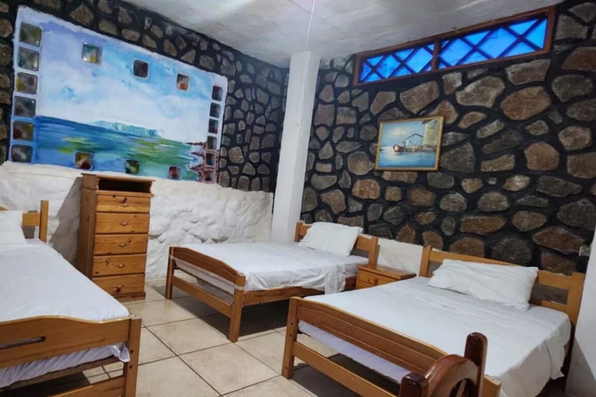 Habitació triple clàssica | Espai de treball apte per a portàtils