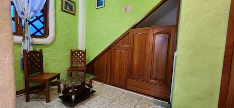 Cubrecamas, espacio para trabajar con laptop y ropa de cama