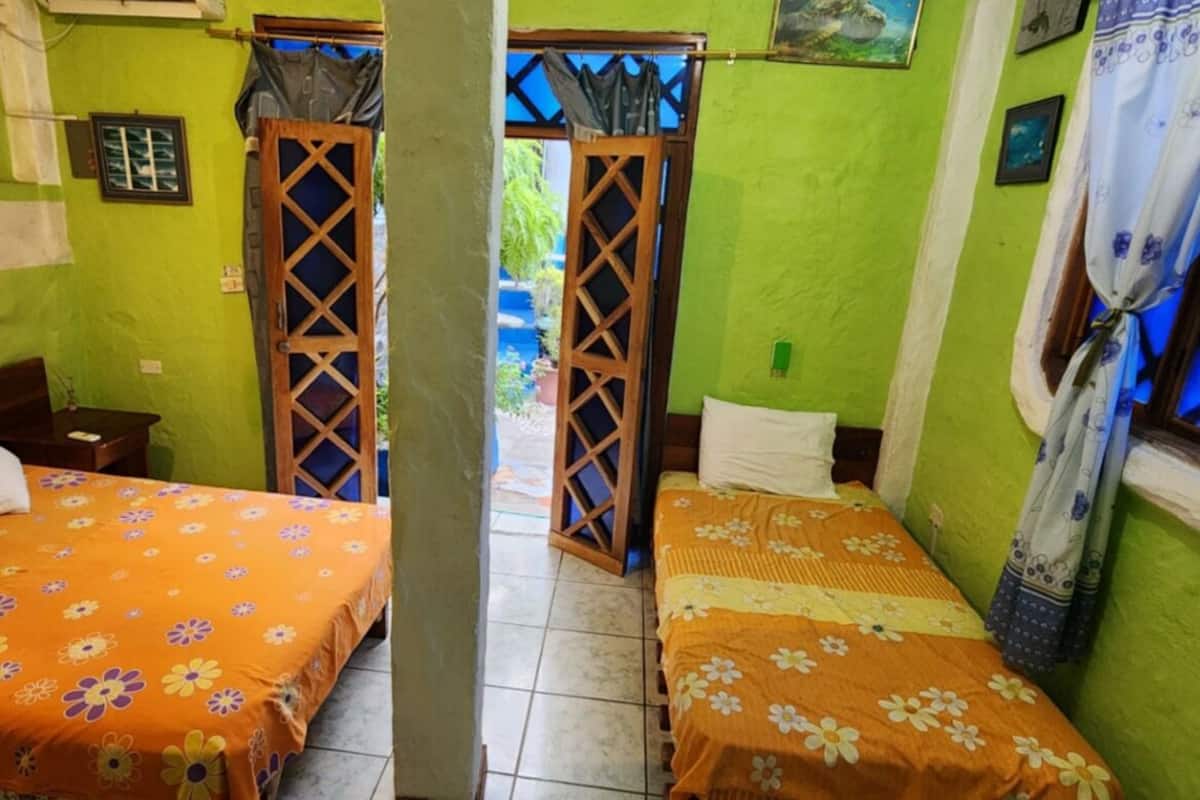 Habitació triple clàssica | Espai de treball apte per a portàtils