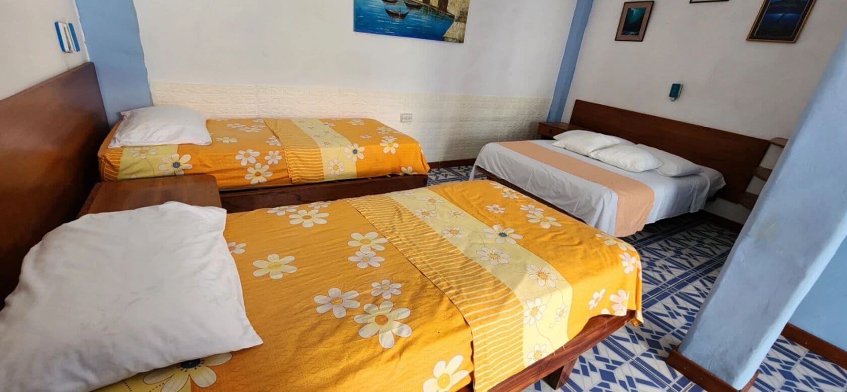 Familien-Doppel- oder -Zweibettzimmer | Daunenbettdecken, laptopgeeigneter Arbeitsplatz, Bettwäsche