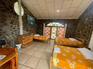 Habitació triple clàssica | Espai de treball apte per a portàtils 