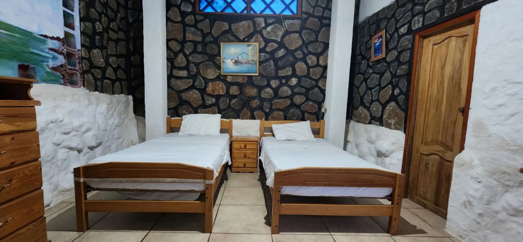 Classic-Dreibettzimmer | Daunenbettdecken, laptopgeeigneter Arbeitsplatz, Bettwäsche