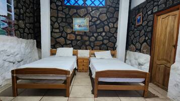 クラシック トリプルルーム | 羽毛の掛け布団、ノートパソコン用作業スペース、ベッドシーツ