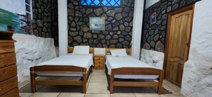 Habitació triple clàssica | Espai de treball apte per a portàtils 