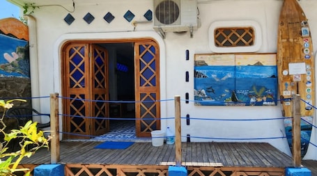 Habitación familiar con 1 cama matrimonial o 2 individuales | Edredón, espacio para trabajar con laptop y ropa de cama