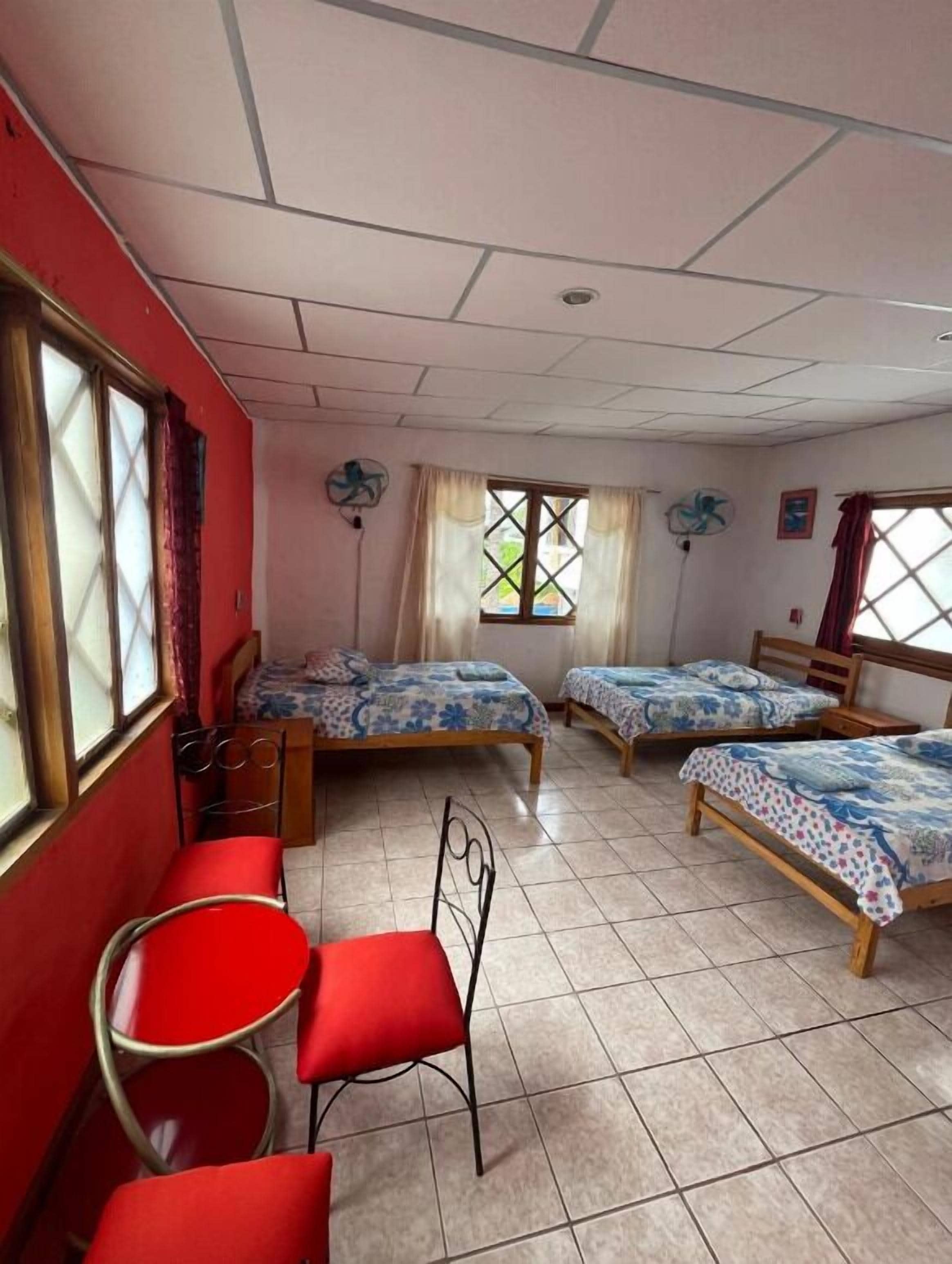 Classic-Dreibettzimmer | Daunenbettdecken, laptopgeeigneter Arbeitsplatz, Bettwäsche