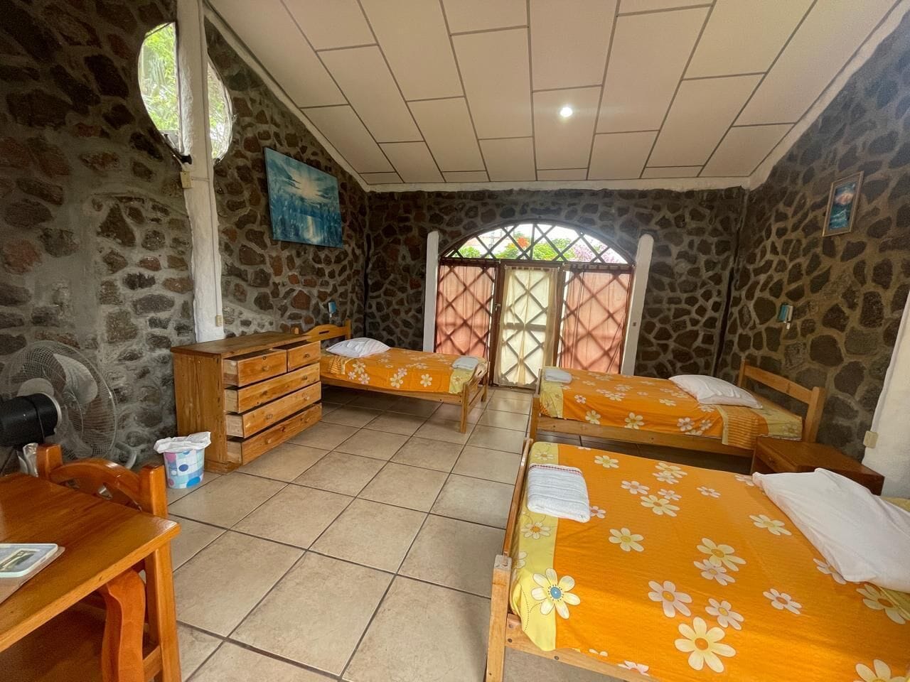 Classic-Dreibettzimmer | Daunenbettdecken, laptopgeeigneter Arbeitsplatz, Bettwäsche