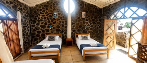 Habitación triple clásica | Edredones de plumas, espacio para trabajar con un portátil, ropa de cama