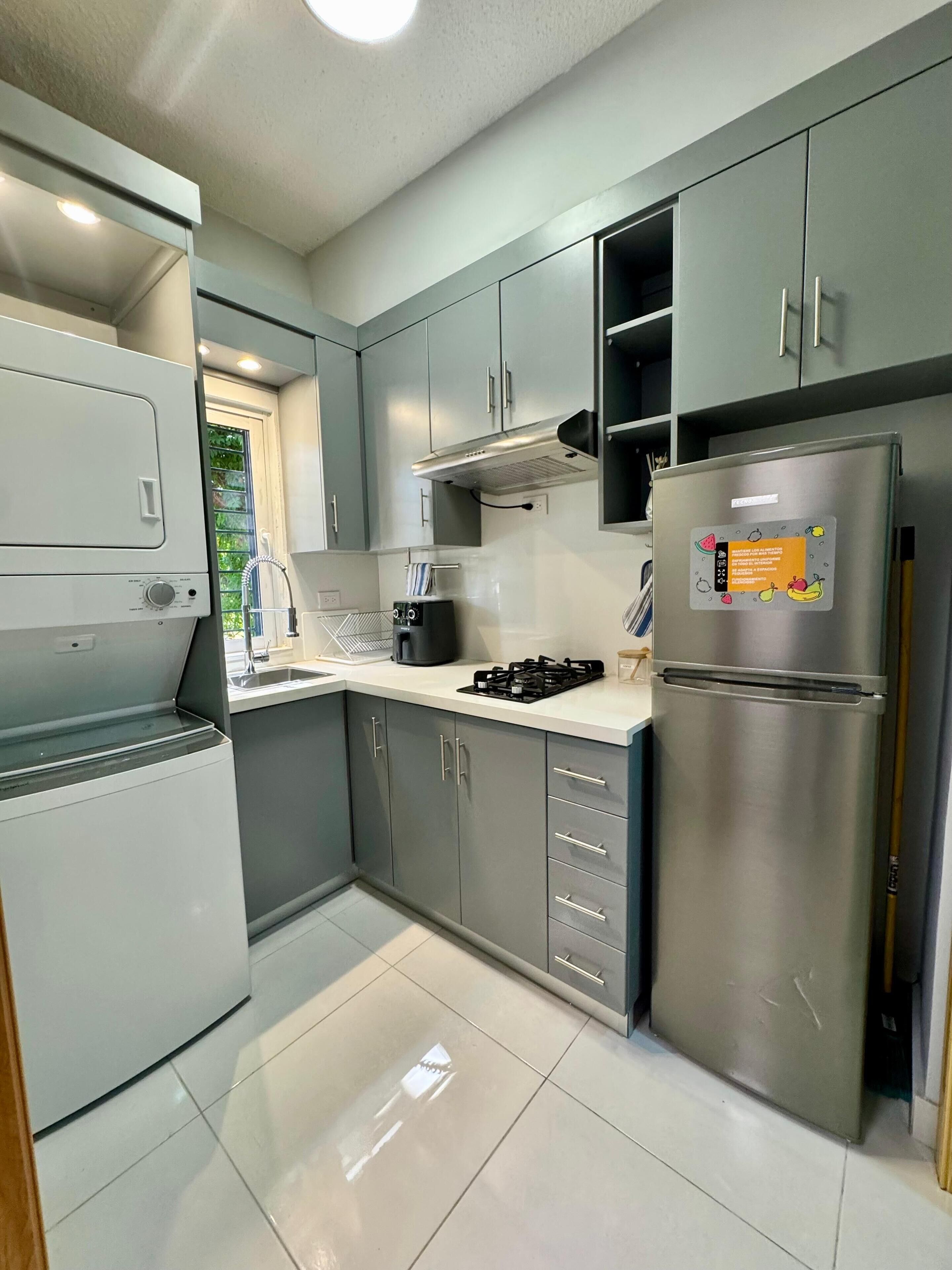 Een microgolfoven, een koffiezetapparaat/waterkoker, een broodrooster