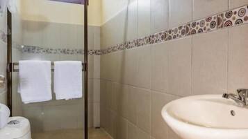 Rom – standard | Bad | Dusj, såpe og toalettpapir