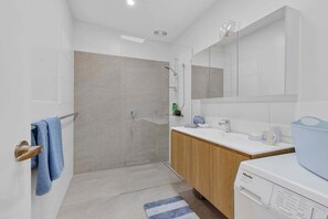 Hair dryer, toilet paper - Sandy Toes Cottage Point Lonsdale (Queenscliffe)
