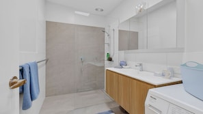 Secadora de cabello y papel de baño 