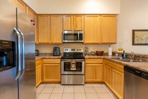 Frigorífic, microones, forn i placa de cuina 