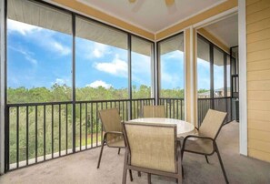 Outdoor dining - Near Disney Cozy 3Bd Apartment at Caribe Cove (Kissimmee)