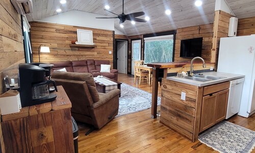 Private Wooded Cabin w/ Hot Tub, Fire Pit. 5 minutes from Texas A&M