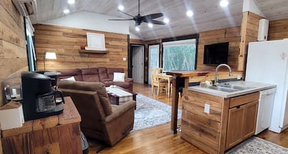 Private Wooded Cabin w/ Hot Tub, Fire Pit. 5 minutes from Texas A&M