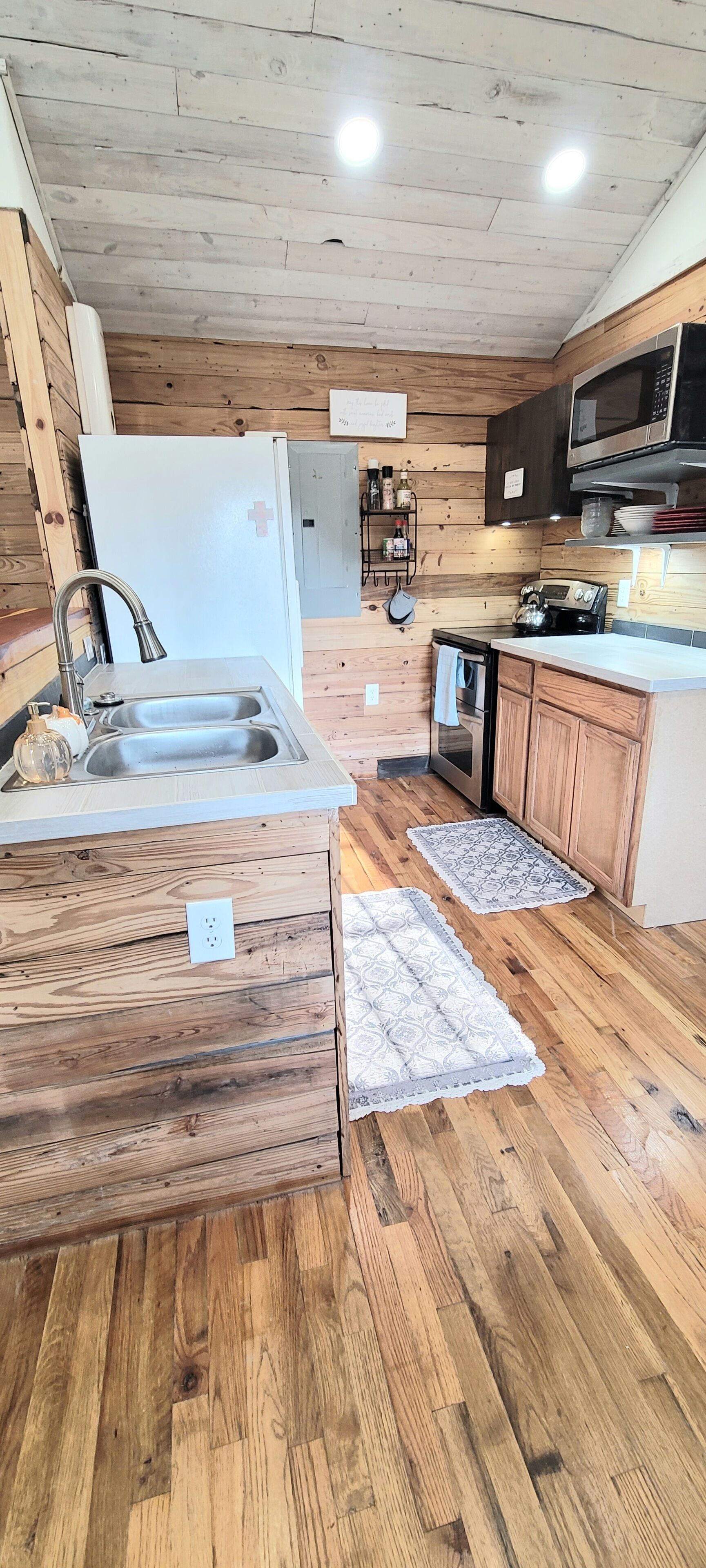 Mikrobølgeovn, ovn, kokeplater og oppvaskmaskin