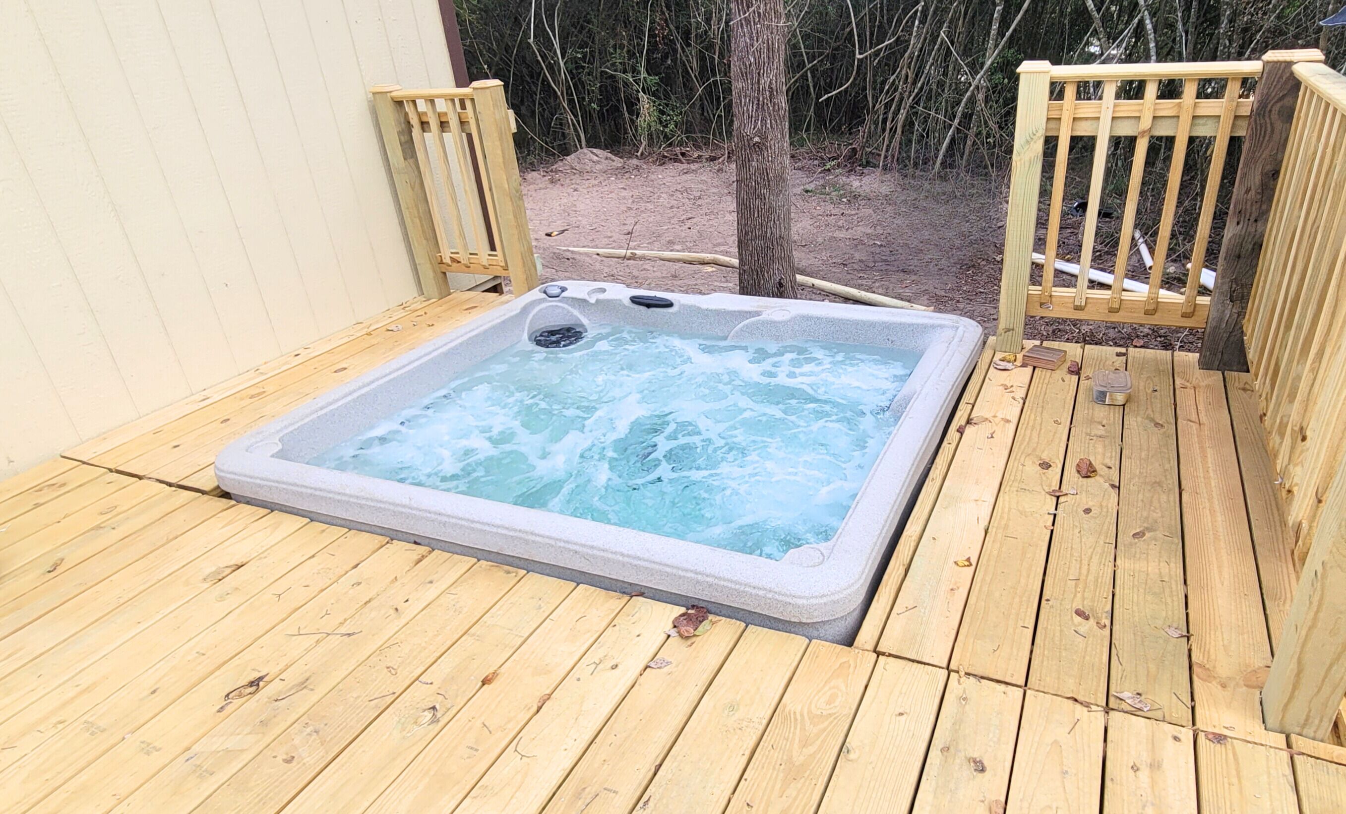 Outdoor spa tub