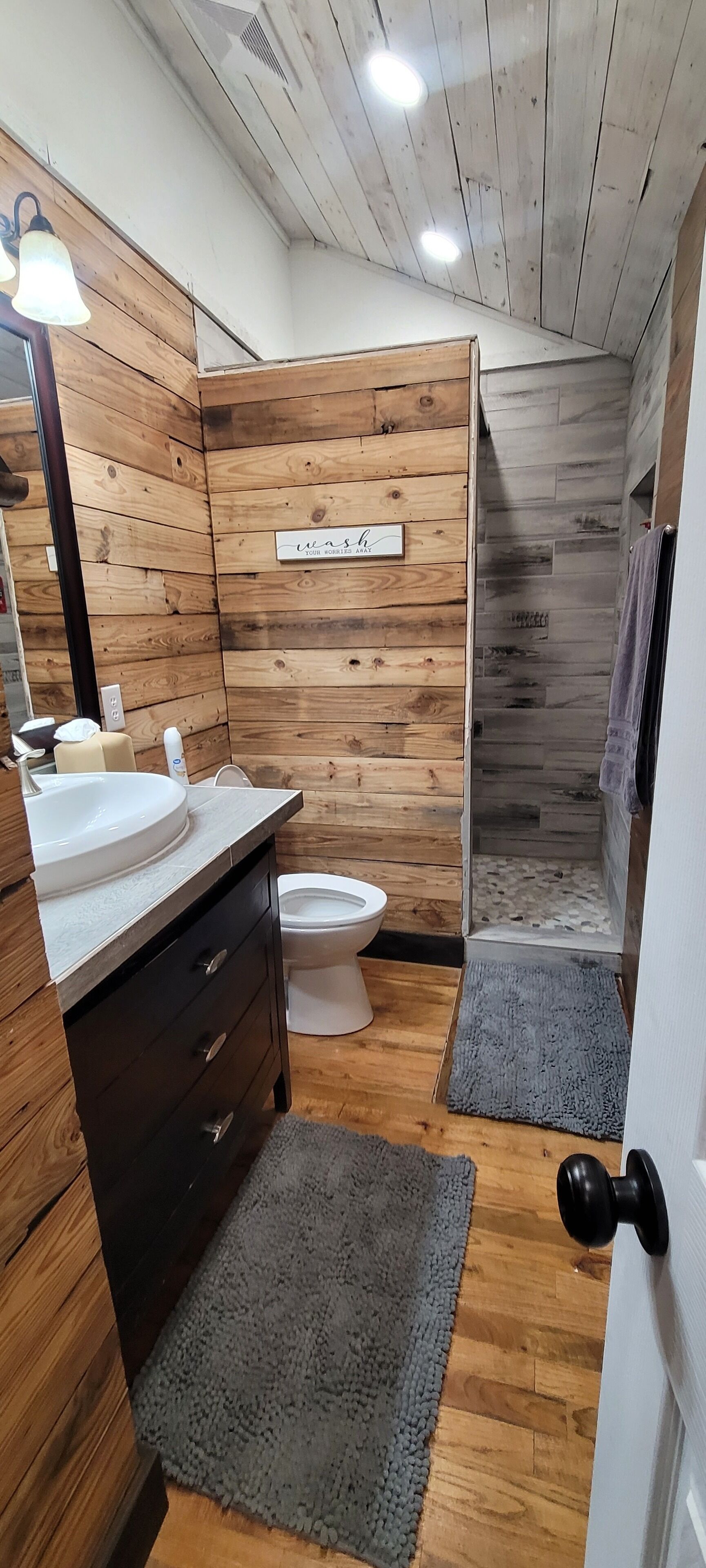 Dusch, hårtork, handdukar och tvål