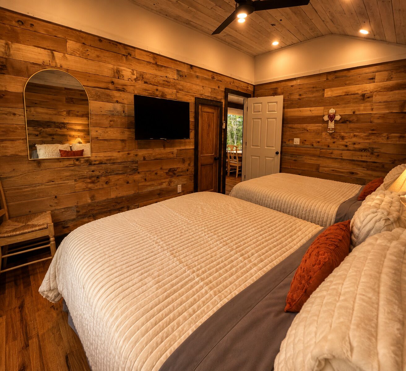 2 bedrooms, iron/ironing board, WiFi, bed sheets