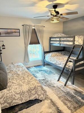 3 bedrooms, desk, iron/ironing board, free WiFi - Brand new built 2025 double porch house views over Chincoteague Channel (Chincoteague)