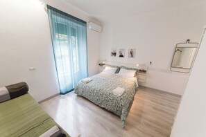 Iron/ironing board, WiFi, bed sheets - Arianna's apartament: 3 bedrooms, 3 bathrooms and an equipped kitchen, (Roma)