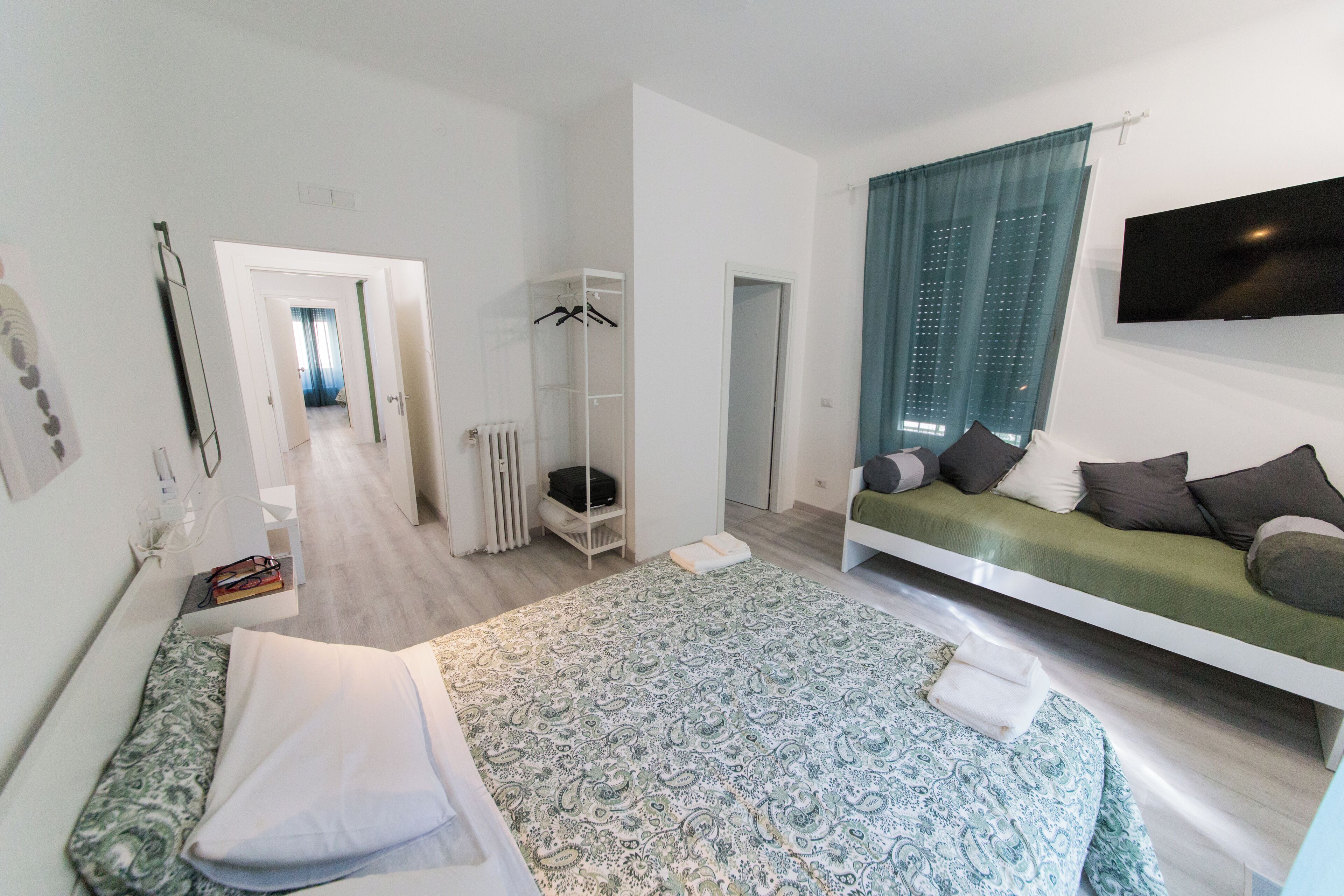 Een strijkplank/strijkijzer, wifi, beddengoed