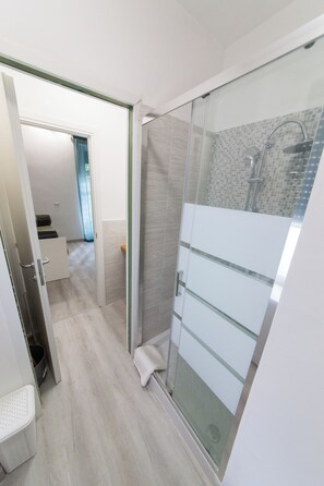 Shower, hair dryer, towels, soap - Arianna's apartament: 3 bedrooms, 3 bathrooms and an equipped kitchen, (Roma)