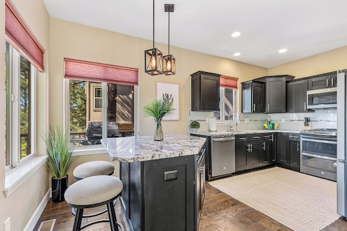 Serene 3-bedroom house with AC in Flagstaff close to NAU, downtown AND Snowbowl