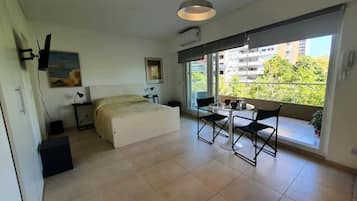 1 habitación, tabla de planchar con plancha, internet y ropa de cama