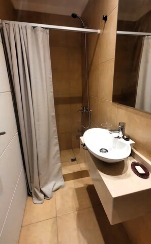 Dusche, Bidet, Handtücher, Seife