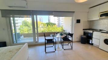 1 habitación, tabla de planchar con plancha, internet y ropa de cama