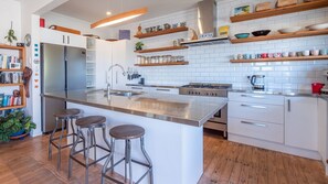 Fridge, oven, dishwasher, coffee/tea maker