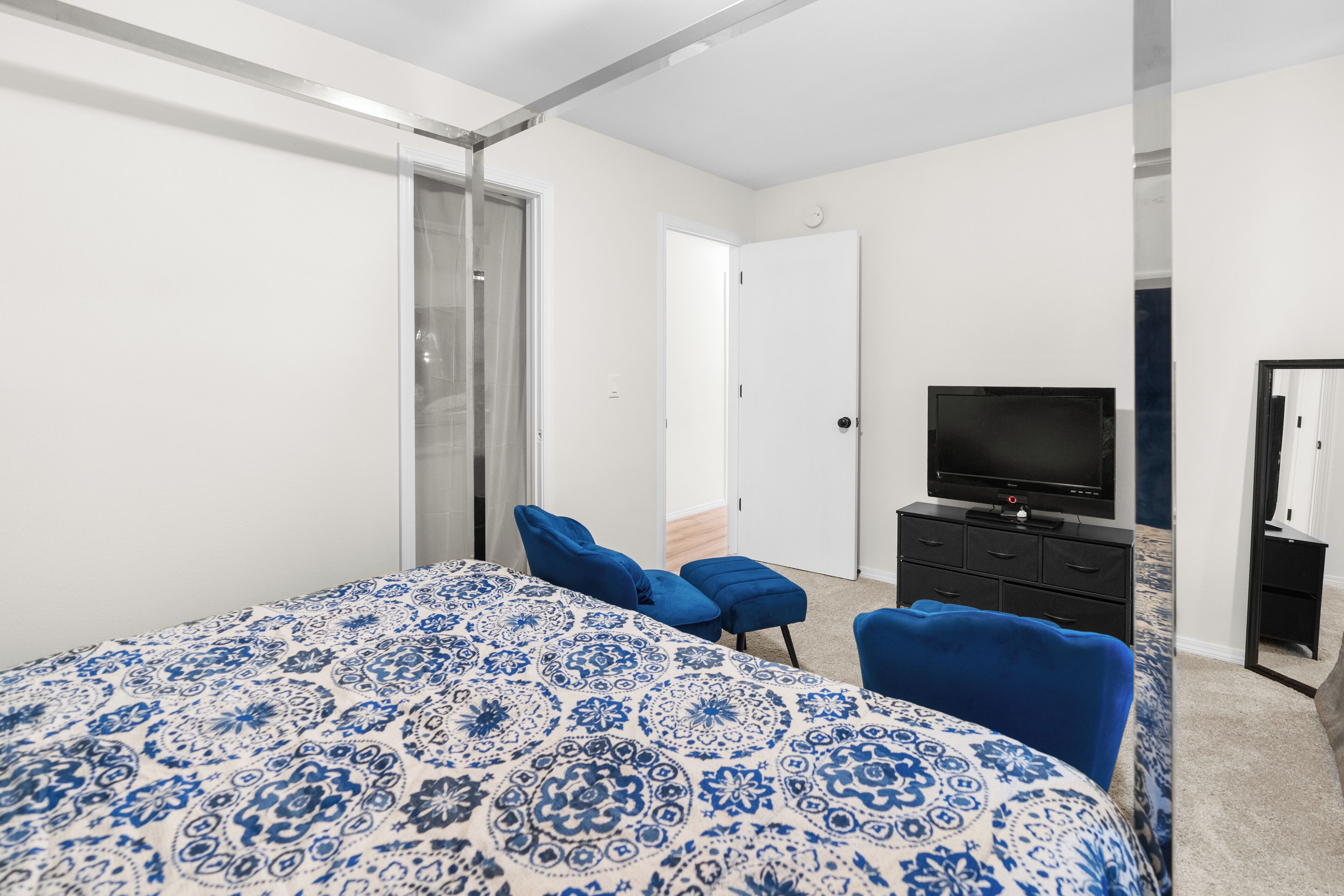 3 bedrooms, desk, iron/ironing board, free WiFi